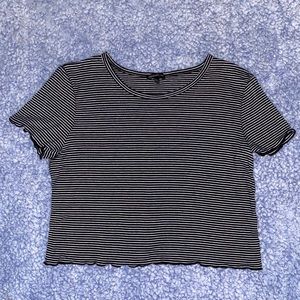 Black and white striped top 🦋